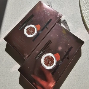 PÜR Eyes for You sminktrio - Värde 545kr, ord pris. 395kr Säljer PÜR Eyes for You sminktrio med svart mascara, flytande svart eyeliner och metallic kopparfärgad ögonskugga i pärlform. Allt kommer i snygga förpackningar och är perfekt för att skapa en intensiv ögonlook. Märket är känt för sina innovativa, vårdande och trendiga produkter. Priset gäller 1 (det är 2 på bilden) 