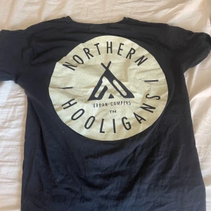 Svart Northern Hooligans t-shirt - Svart t-shirt från Northern Hooligans. Nypriset är ungefär 400kr❤️