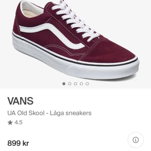 Vinröda Vans Old Skool sneakers - Klassiska Vans Old Skool sneakers i vinrött med vit sula och vit sidostrip. Skorna har snörning och är tillverkade i mocka och canvas för en snygg och tidlös look. Skulle tippa på att de är ungefär storlek 37,5 men står 37 men jag som har 38 kan precis precis ha dem. Bara använda 2 gånger 