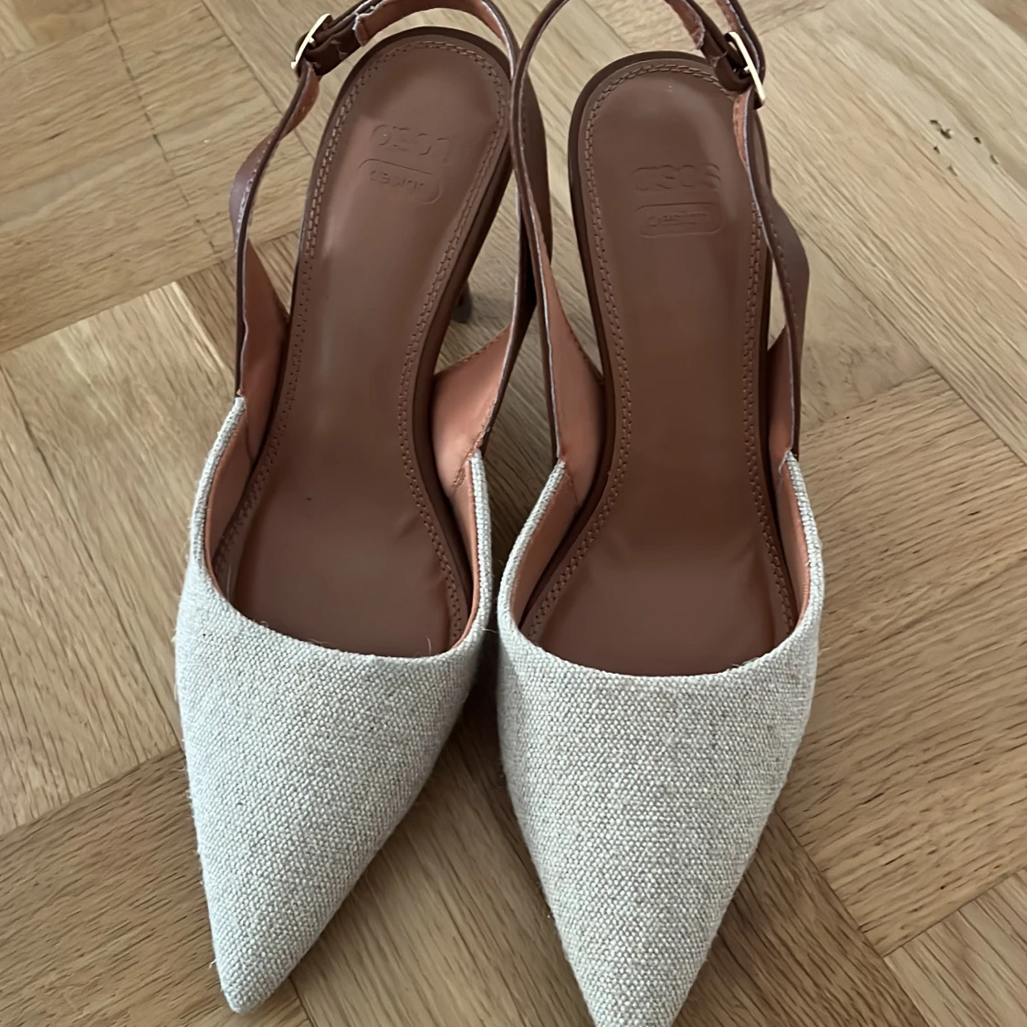 Beige pumps med spetsig tå och klack