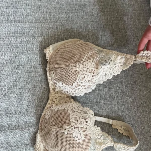 Beige spetskorsett från Intimissimi - Superfin beige Bh från Intimissimi. Storleken är 70b. 💗köparen står för frakten . Men kan mötas varts som helst i hela Göteborg.