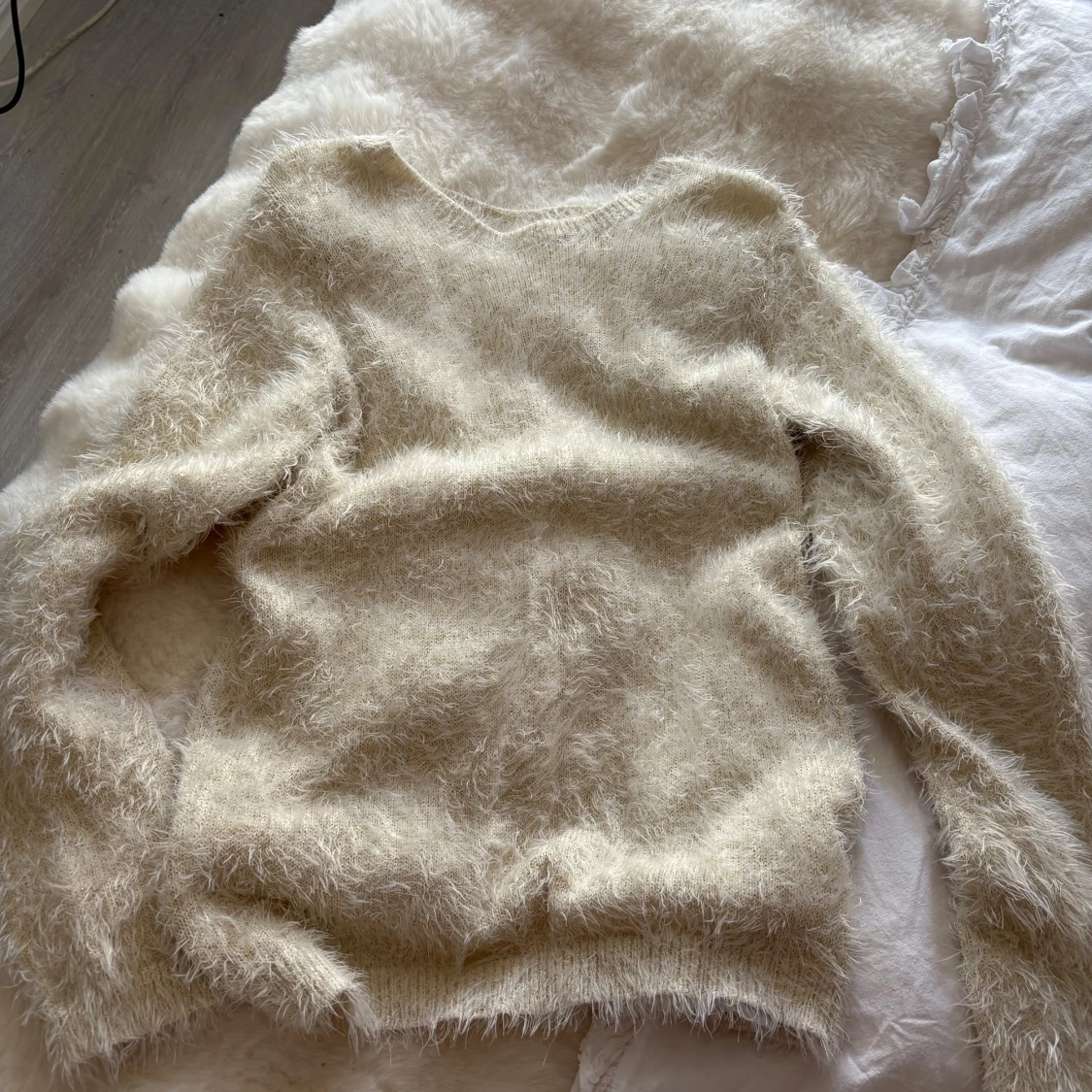 Beige fluffig stickad tröja