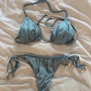 Calzedonia bikini  - Super fin bikini köpt på calzedonia nypris 780kr använd 1 gång därav i super fint skick inga tecken på användning🦋💘trosan är storlek S och överdelen är den storlek som heter 80B/75C