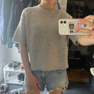 Grå stickad t shirt  - Så fin stickad t shirt från Gina Tricot. Så fint skick, inga defekter. Säljer pga har för många liknande. Super skönt material och så lätt att styla. Hör av er för frågor/bilder 💞