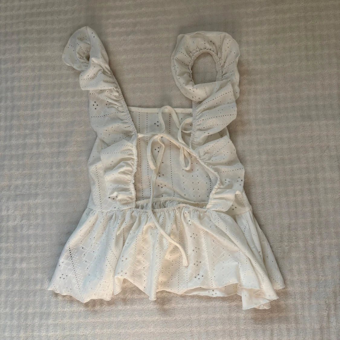 Vit volangblus med broderi och snörning - 2