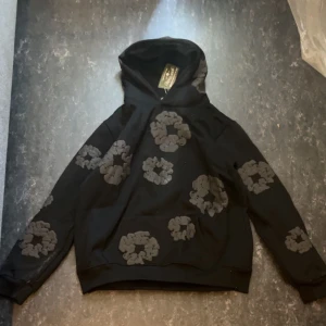 Denim tears hoodie  - Svart denim tears hoodie, till salu, helt oanvänd
