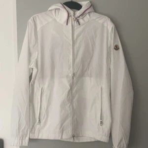Vit vindjacka från Moncler - Snygg vit jacka från Moncler. Oanvänd. Säljer pågrund av fel storlek.