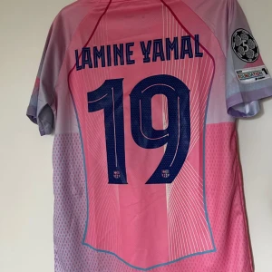 Lamine Yamal Barcelona special pink edition 25/26 - Replika Barcelona tröja helt ny med tags med Lamine Yamal på ryggen. För fler bilder eller frågor tveka inte att skriva i dm. Fler tröjor i profilen. Se bio för tvätt anvisningar.