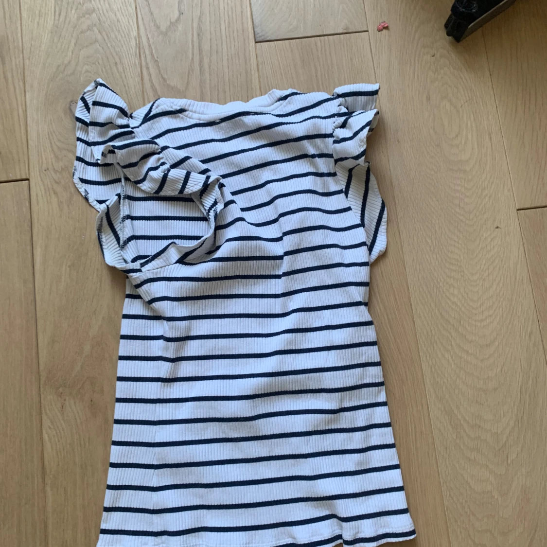 Randig ribbad topp med volangärm - 2