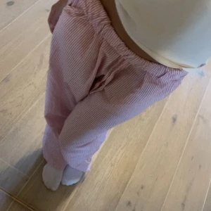 Rosa randiga mjukisbyxor - Säljer ett par rosa mjukisbyxor med vita tunna ränder.