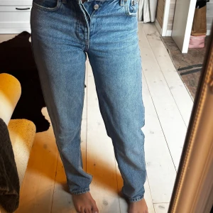 Blå raka jeans från Zara - Säljer ett par klassiska blå jeans från Zara med rak passform och medelhög midja.