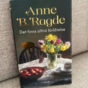 Det finns alltid förlåtelse. Inbunden.  - En vackert formgiven bok med ett omslag som visar en blomsterbukett, fruktskål och kaffekopp på ett bord. Perfekt för dig som gillar berättelser om relationer och vardagsliv. Passar unga vuxna som söker gripande läsning.