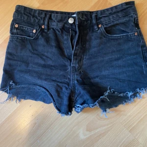 Shorts - Säljer dessa shorts från Gina Tricot. Sitter jättesnyggt och är i bra material, nästan aldrig använda! 