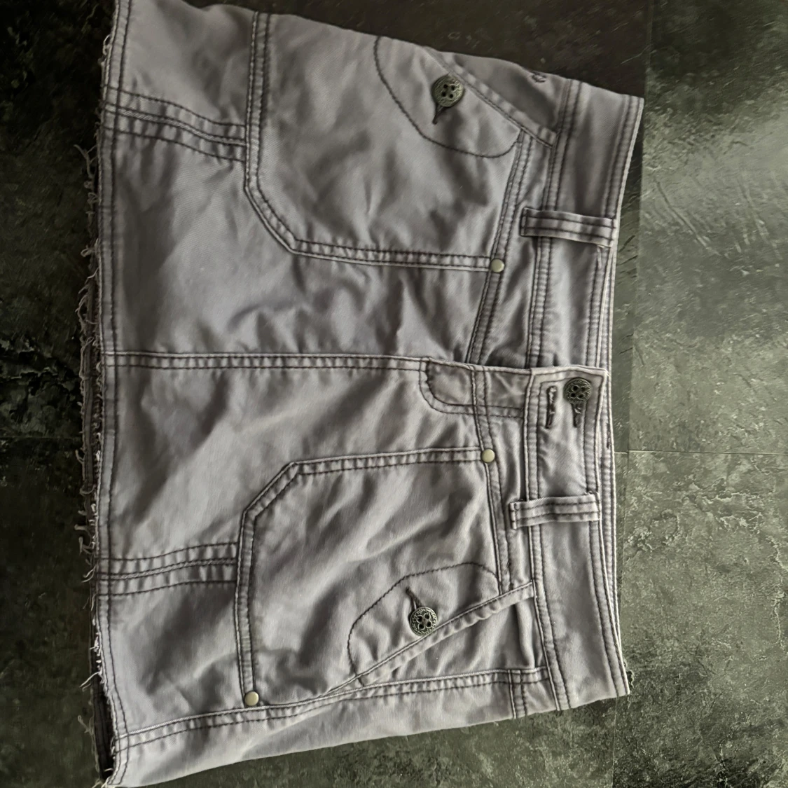 Grå jeanskjol med rå kant