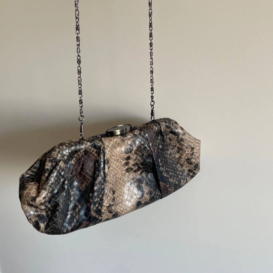 Kuvertväska i ormmönstrat  - 1