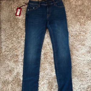 tramarossa jeans - modell| leonardo| storlek 33| skick 10/10 aldrig testade, och aldrig andvända| pm för mer info, Nypris är långt över 2 tusen kroner!