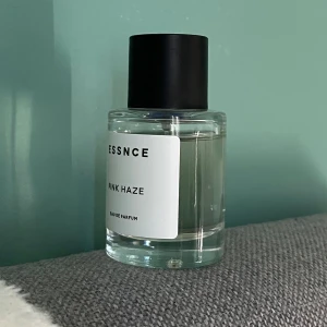 ESSNCE Pink Haze  - Säljer då den inte föll mig i smaken. Inspirerad av viva la juicy🩷