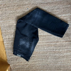 Dondup jeans - Snygga donsups med slitningar, knappt använda och i bra skick, size 38 men sitter mindre.