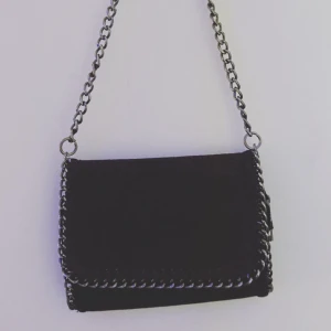 svart axelväska - såå snygg väska nästan aldrig använd💝skriv för fler bilder eller frågor🌷