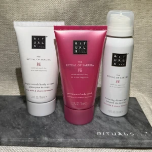 Nytt! Rituals The Ritual of Sakura set - Helt nya! Set med tre produkter från Rituals The Ritual of Sakura: en vit body cream (70 ml) med ris och körsbärsblom, en rosa body scrub (70 ml) med bambu och körsbärsblom samt en vit foaming shower gel (50 ml) med ris och körsbärsblom. Lyxiga dofter och snygga tuber.