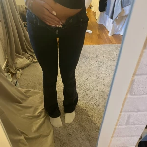 Svarta lågmidjade jeans - säljer svarta lågmidjade jeans från Zara🖤köpta för 400 säljer för 200🖤