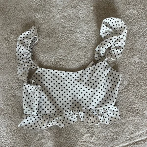 Topp - Väldigt gullig topp! Perfekt för sommar och festliga tillfällen exempelvis 