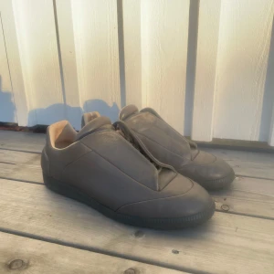 Maison Margiela future low - Förmodligen bland de enda äkta paren future lows i Sverige. Inga defekter nästan nyskick.  Äldre modell därmed ingen text på undersidan men de är självklart äkta. Gillar dem väldigt mycket men kan sälja till rätt pris🤝.