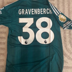 Liverpool 25/26 Gravenberch - Replika Liverpool tröja helt ny med tags med Gravenberch på ryggen. För fler bilder eller frågor tveka inte att skriva i dm. Fler tröjor i profilen. Se bio för tvätt anvisningar 