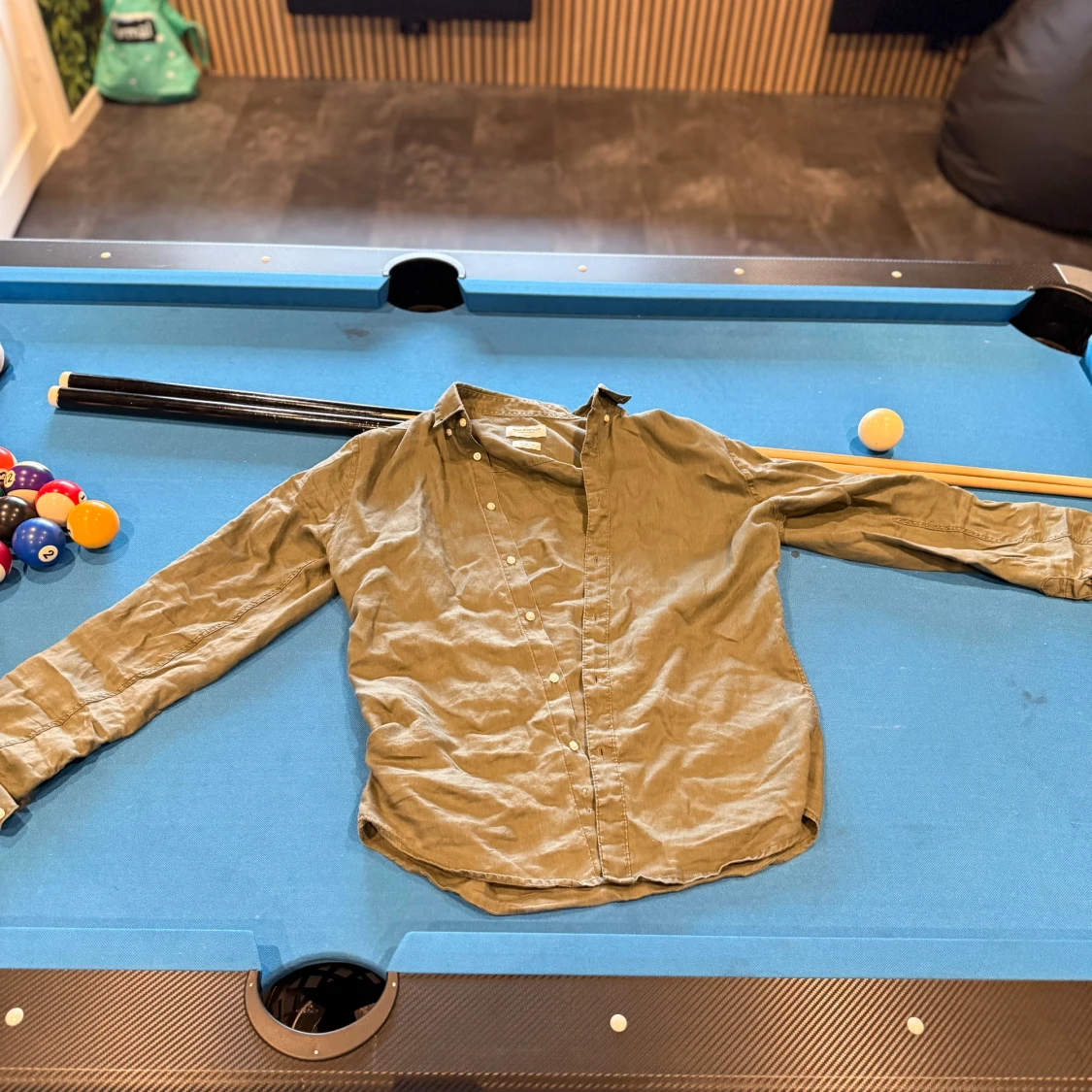 Olivgrön linneskjorta Bruun & Stengade