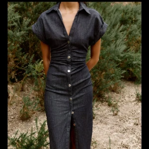 Jeanklänning - Jeansklännign i från Zara i storlek small, helt oanvänd. Materialet är lite stretchigt och den har lappen kvar. Har tyvärr ej kommit till användning så därför jag säljer! Hör av er för fler bilder eller funderingar 💕