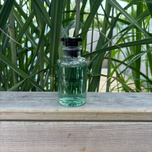 Louis Vuitton Imagination Parfym 100ml - Lyxig parfym från Louis Vuitton, Imagination Eau de Parfum.. Kommer i elegant vit kartong och cylinderförpackning med guld- och svart text. Volym: 100 ml.