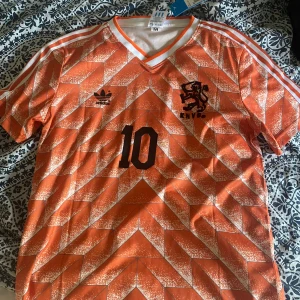 Hollands retro fotbollströja Adidas M - Säljer en retro orange Holland fotbollströja från Adidas med nummer 10 och namnet Gullit på ryggen. .