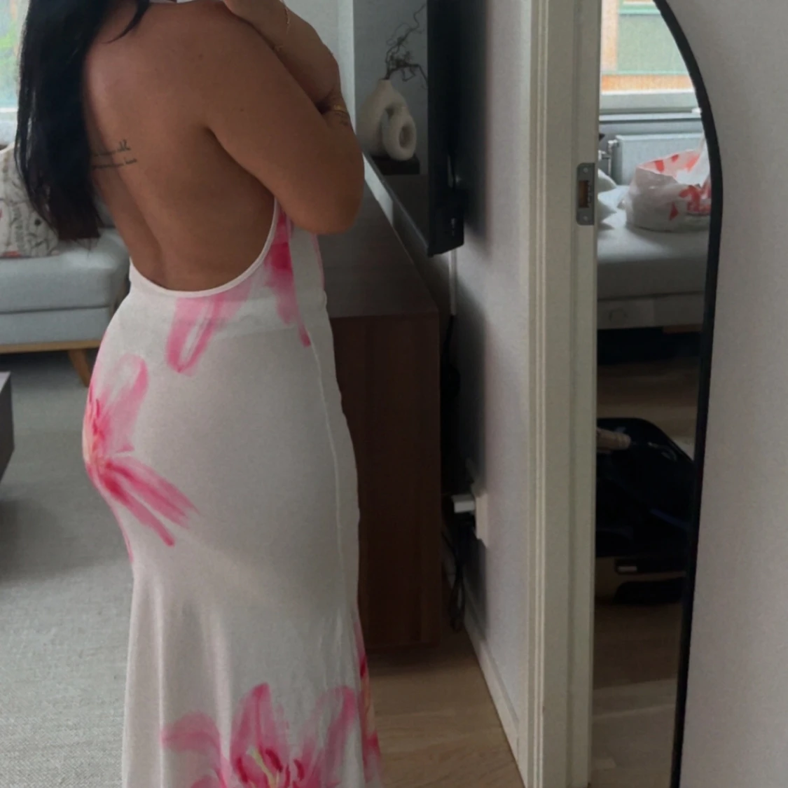 Vit långklänning med rosa blommor - 1