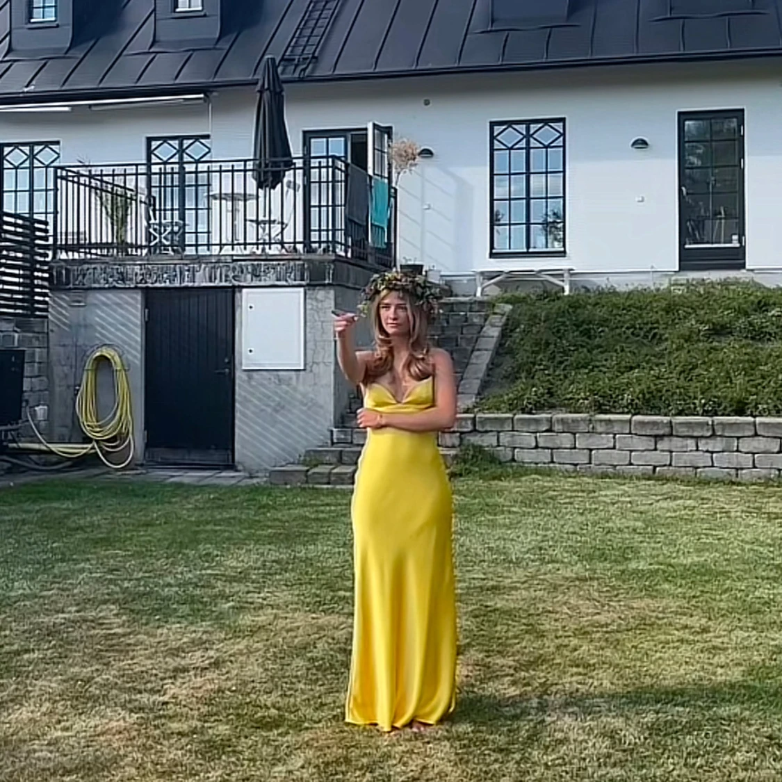 Gul långklänning i satin - 2