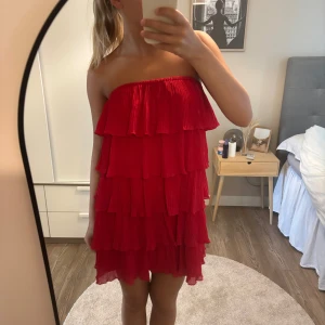 Röd volangklänning med plissering - Super snygg röd klänning passar perfekt till sommaren eller tema fester❤️❤️  Aldrig använd endast testad