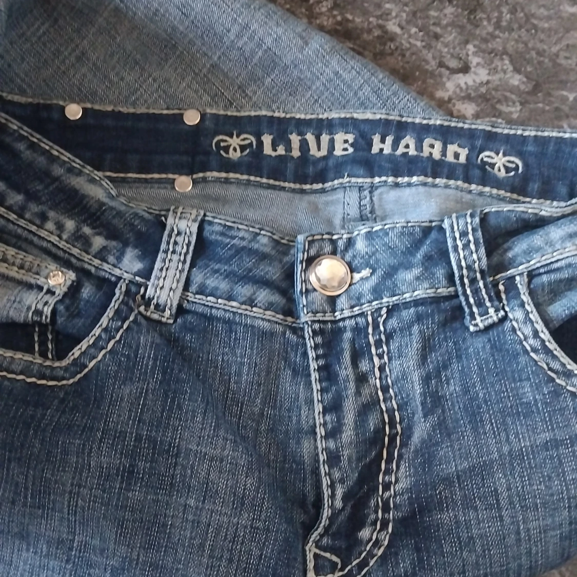 Blåa Ed Hardy jeans med detaljer - 4