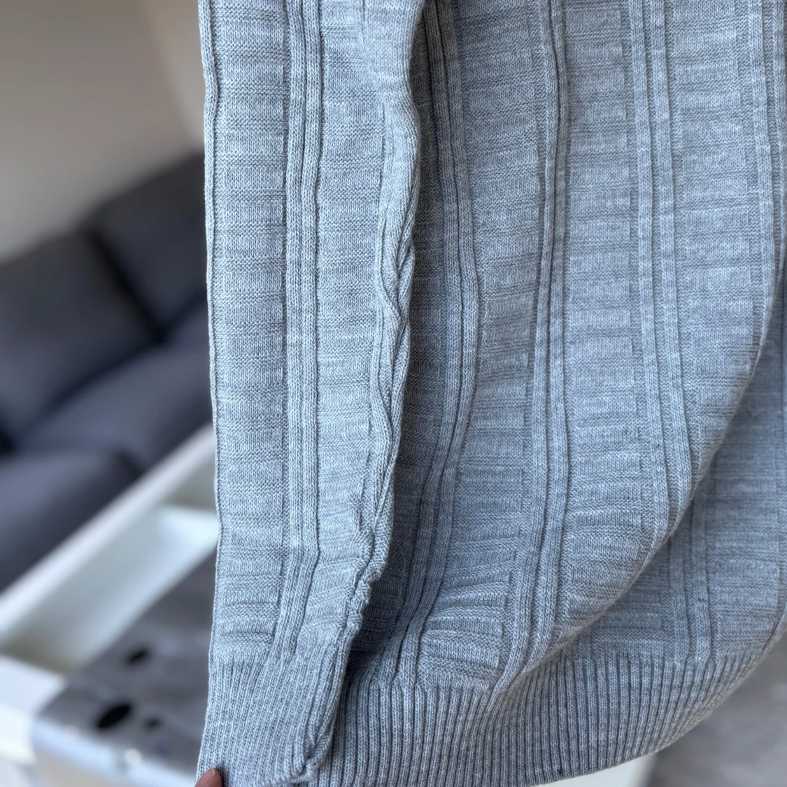 Grå stickad tröja  - 2