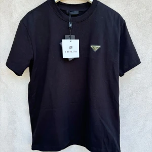 Prada T shirt - Helt ny - Riktigt snygg Prada T shirts helt ny med tags och äktahetsbevis. Storleken är S men passar M. Tveka inte ställa frågor vid intresse🙌