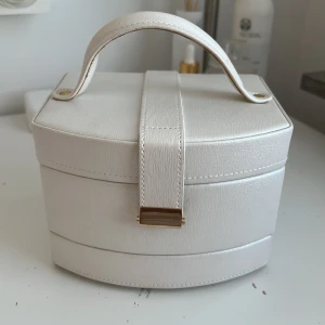 Vit smyckesväska med spegel! - Säljer den här jättefina smyckesväskan eftersom att den inte behövs längre. Inga defekter och den är väldigt rymlig med en liten spegel i!💗💗