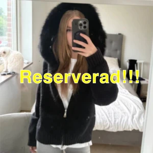 Svart jacka från Alessa - Jätte fin jacka från Alessa, köpt för 1800kr, storlek S. Använd ca bara 5 gånger 
