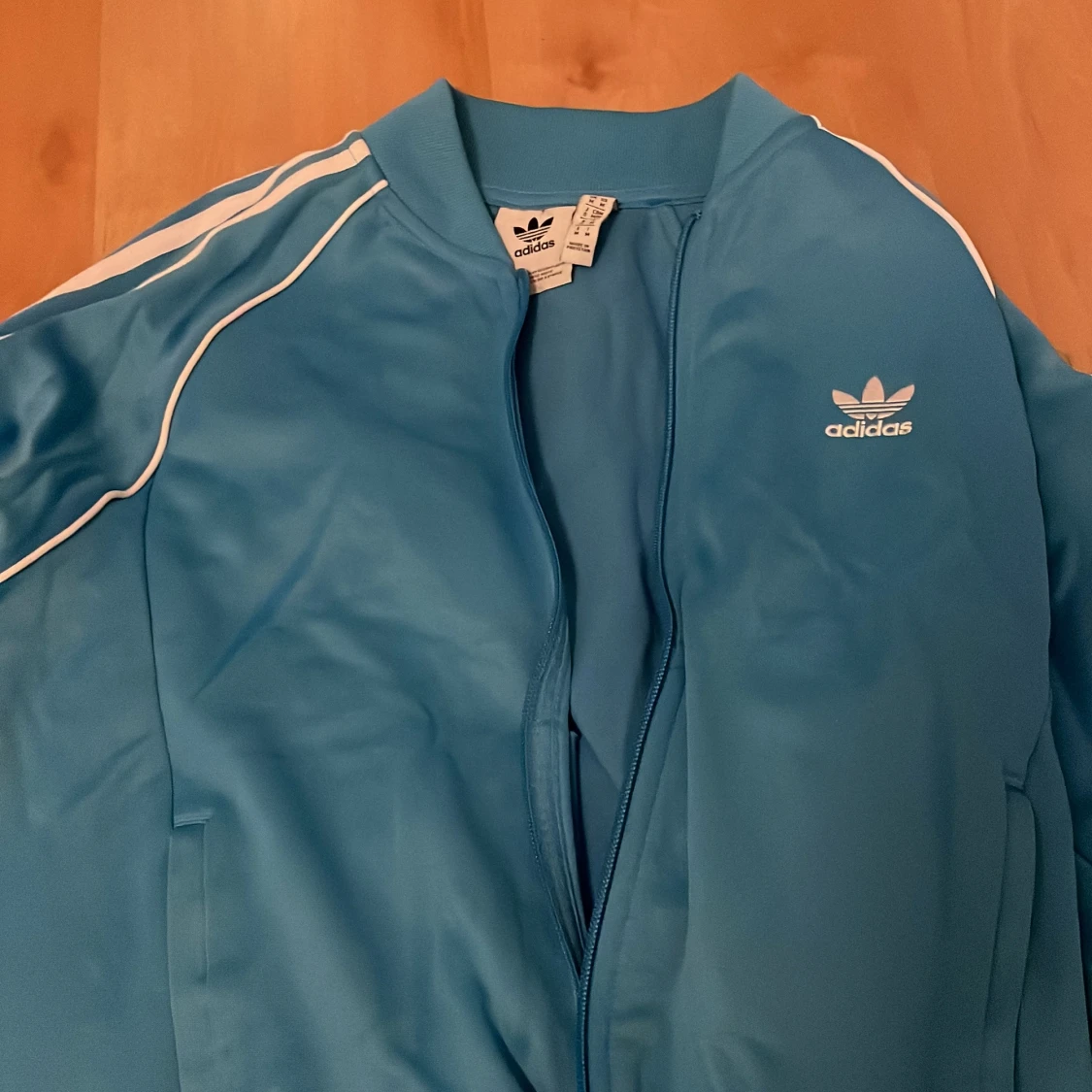 Blå Adidas bomberjacka med vita ränder - 1