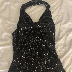  halterneck topp - Svart halterneck topp med silver prickigt mönster. Aldrig använd, endast testad. S/M.