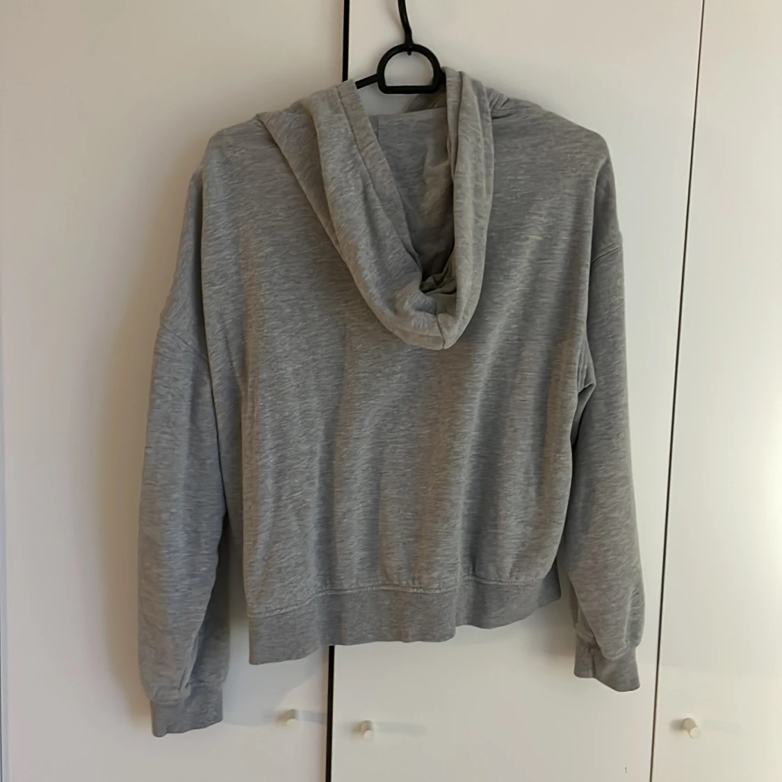 snygg ljusgrå hoodie - 1