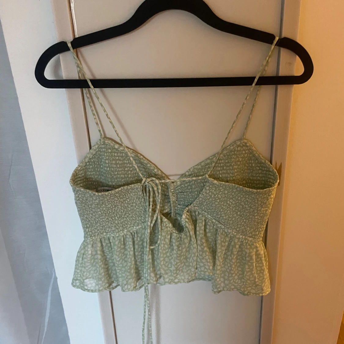 Ljusgrön croppad linnetopp med volang - 1