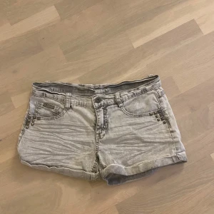 Grå jeansshorts med nitar  - Grå jeansshorts med nitar, 164