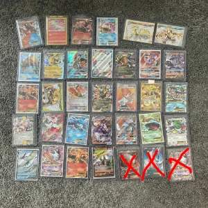 Pokémonkort - Samlaralbum med holografiska och GX/EX-kort - Har inte kvar någon gengar, och dem andra jag kryssat. 4000kr+ värde Fet samling Pokémonkort med många holografiska, GX, EX och V-kort! Perfekt för dig som vill boosta din samling eller börja spela. Här finns favoriter som Pikachu, Mewtwo, Charizard och många fler. Korten är i skyddsfickor och redo för nya äventyr!
