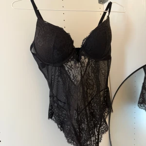 Populär spetsbody från Hm - Säljer denna snygga bodyn från hm, helt oanvänd💗💗storlek 75c