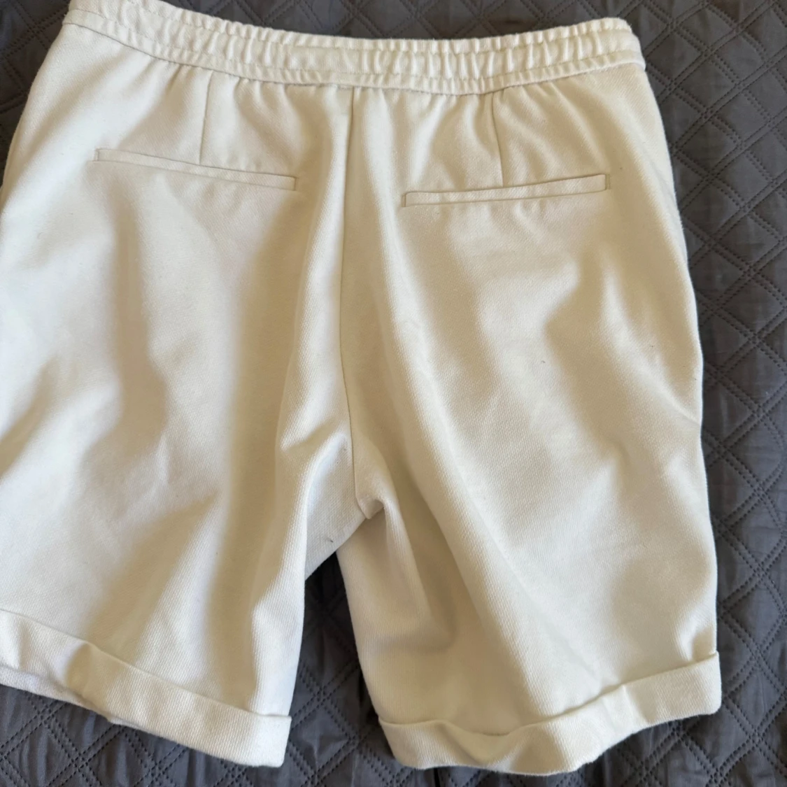 Vita shorts med snörning från Zara - 3