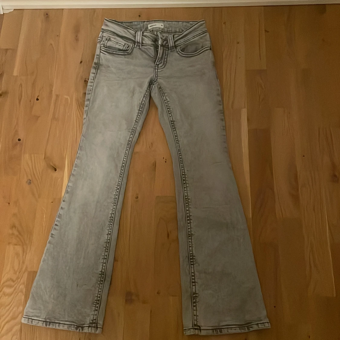 Grå bootcut jeans från Perfect Jeans
