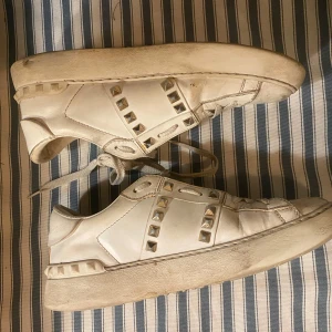 Valentino Rockstud  - valentino ruckstud, vita med guldiga nitar! välanvända men hela och fungerar lika bra fortfarande! nypris 6000-7000🤍🤍